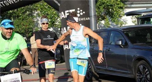 Das schnellste Team über 20 Kilometer Markus Kempf und Fabian Mottl beim Wechsel (Bild links). Sieger und Gewinner der größten Gruppe mit den Rosenheimer Wirtschaftsjunioren.Fotos re
