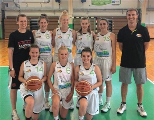 Das U18-Team des TuS Bad Aibling will in die Bundesliga. Stehend von links: Navina Pertz, Sonja Nagel, Jolanda Wiesböck, Theresa Grimm, Abresha Lulaij und Jürgen Schreiner; kniend: Sophie Middendorfer, Lara Luber, Teuta Shoshi. Es fehlt Maja Luber.