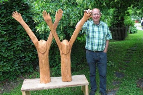 Der Künstler Roland Füssel und seine zwei Plattler. Foto reh