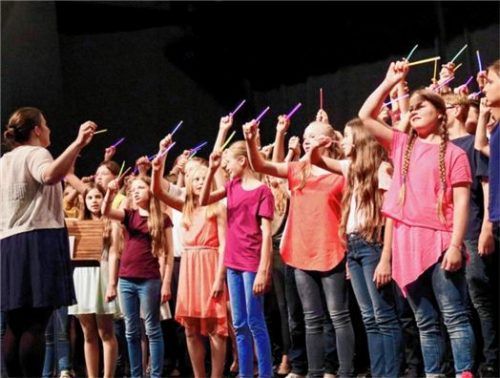 Der Ober- und Unterstufenchor unter der Leitung von Claudia Buschatz verzauberte das Publikum.