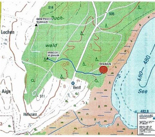 Der rote Punkt ist diejenige Stelle (Kiesgrube), in die das geförderte Wasser eingeleitet wird. Der blaue Strich symbolisiert den Feuerwehrschlauch, in dem das Wasser von der Entnahmestelle in die Kiesgrube fließt. Der Pumpversuch findet an „WB/2317“ statt. Eine Stromleitung von Aign an diese Stelle wird für die nötige Power der Pumpe sorgen. re/ Dr Knorr