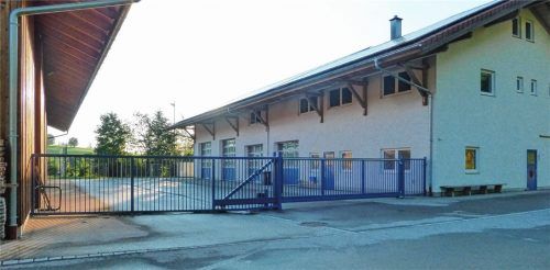 Der Söchtenauer Bauhof dient als Vorbild für Vogtareuth. Beide hat der Bautechniker Anton Wenisch geplant. Wenisch ist hauptberuflich Leiter des Bauamtes in Söchtenau. „Ich stelle gerne meine Erfahrungen den Vogtareuther Nachbarn zur Verfügung“, so Wenisch.Fotos knothe