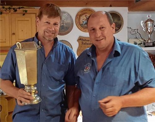 Der strahlende Sieger,  Dorfmeister Martin Weiß (links), und der neue Vorstand Robert Hofstetter. Foto re
