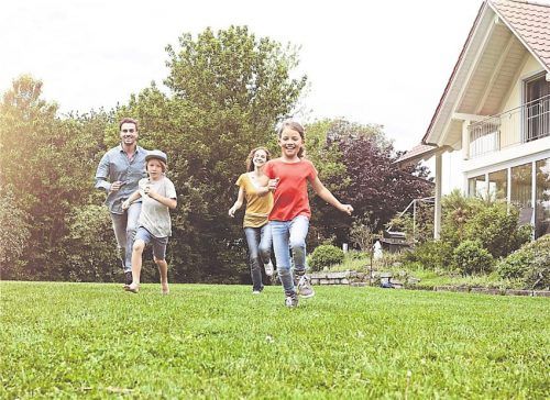 Der Traum vom eigenen Haus: Mit dem Baukindergeld sollen Familien zur Immobilie kommen, der Weg ist aber umstritten.Foto  dpa/berg