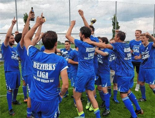 Der TSV Bad Endorf bejubelt in Westerndorf den Meistertitel in der Kreisliga 1.Foto Settele