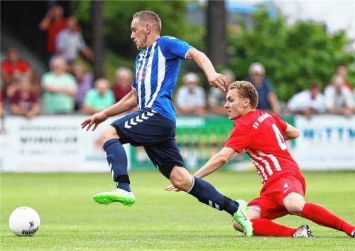 Der überragende dreifache Torschütze Christoph Vilsmaier auf dem Weg zum 3:0. Rechts Bruckmühls Thomas Mühlhamer. Foto  Butzhammer