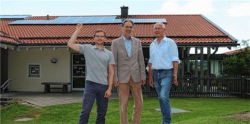 Der Vorsitzende der Bürgerenergie Chiemgau David Schmidtner, Bürgermeister Peter Solnar und der stellvertretende Vorsitzende der Bürgerenergie Chiemgau Philipp Ramming (von links) bei der Übernahme der Bürgersolaranlage auf dem Spatzennest.Foto Rehberg