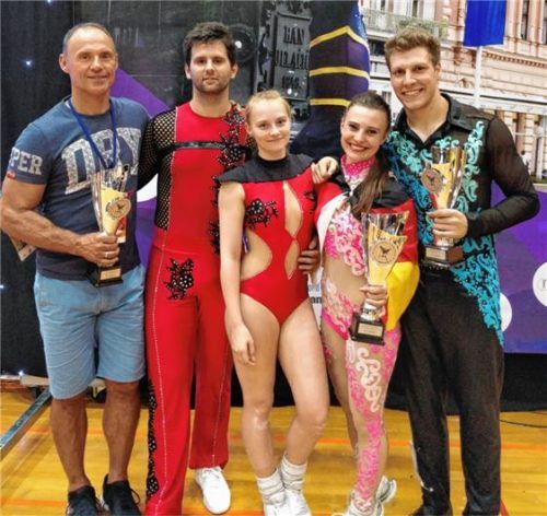 Derzeit auf internationalem Höhenflug: Anja Gentner und Christian Gartmeier (rechts) vom RRC Rosenheim 1977 mit Teambetreuer Andreas Wolf (links) und mit dem anderen deutschen Paar Uhl/Bludau aus Speyer.