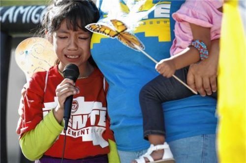 Die achtjährige Akemi Vargas weint während eines Protests in Phoenix (USA), als sie davon berichtet, wie sie von ihrem Vater getrennt wurde. Foto dpa