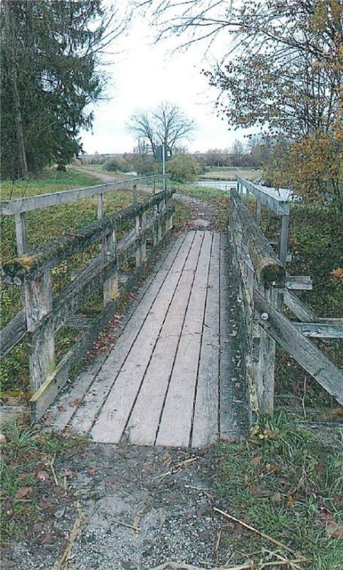 Die alte Holzbrücke über den Hainerbach ist marode. Sie soll einer Stahlbetonkonstruktion weichen.
