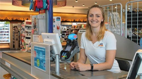 Die angehende Drogistin Stephanie Mittermaier an ihrem Ausbildungsplatz bei dm in Staudham. Fotos khe