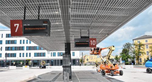 Die Anzeigetafeln funktionieren schon, doch noch können am Regionalen Omnibusbahnhof keine Busse halten. Foto Schlecker