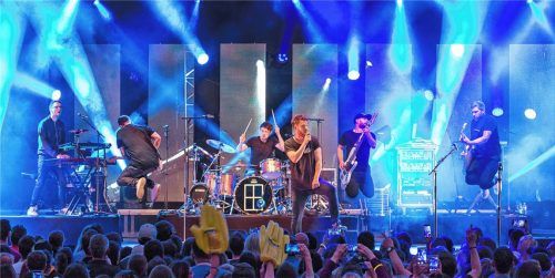Die Band Revolverheld sorgte auf der Kufsteiner Festung für eine ausgelassene Stimmung. Foto KoffouPressefoto