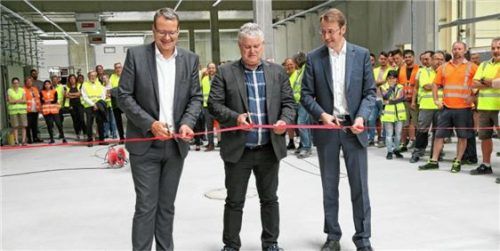 Die BSH-Geschäftsführer bei der Eröffnung des neuen Logistikgebäudes am Standort Traunreut. Foto re