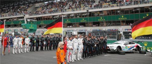Die Fahreraufstellung vor dem Rennen mit Martin Tomczyk, Zweiter von links in der vorderen Reihe.
