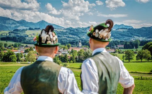 Die Feierlichkeiten zum Jubiläum inklusive Gaufest im Blick haben nicht nur diese beiden Trachtler vor der Kulisse von Lauterbach. Foto Dominik Schachten