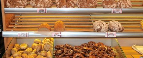 Die gesamte Backpalette gibt es nicht nur im Laden in der Vagener Straße in Bruckmühl, sondern per Verkaufswagen, der jeden Tag auf festen Routen unterwegs ist.