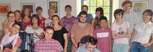 Die jungen Künstler begutachten zusammen mit ihren Lehrerinnen Bernrieder und Bartle sowie der Schulpatin Kathi Leitner ihre Werke in der Ausstellung beim Dinzler in der Kunstmühle. Foto  RE