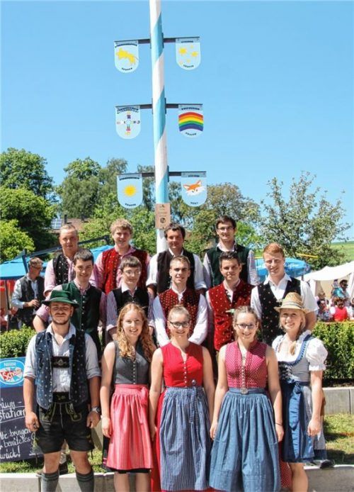 Die KLJB stellte im Kindergarten einen Maibaum auf.
