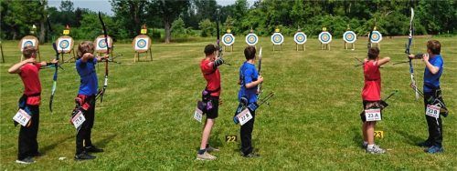 Die Mannschaft der BSG Raubling Schüler A im Duell mit FSG Tacherting auf 40 Meter. Zweiter von links Georg Aigner, Vierter von links Florian Großmann und rechts Julius Knauer. Foto Holzner