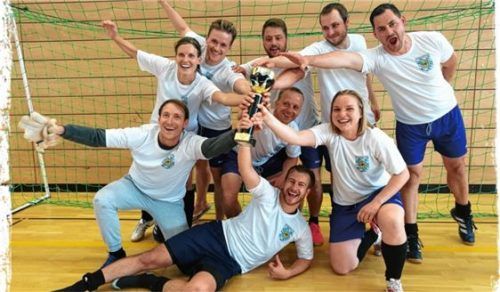 Die Mannschaft der Bundespolizei München gewann den erstmals ausgetragenen Cup in Rosenheim.Foto re