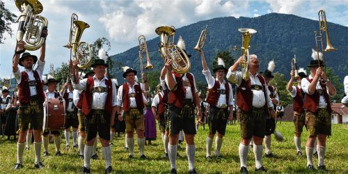 Die Musiker beim Musikantengruß: alle Instrumente nach oben!