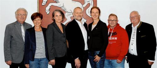 Die neue Vorstandschaft des TSV 1864 Haag (von links) mit BLSV-Vorsitzendem Erwin Zeug und Bürgermeisterin Sissi Schätz: Kerstin Hertel, Roderich Tilke, Birgit Filitz, Alex Nagerl und Klaus Kellner.Foto Bauer