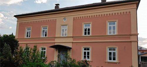 Die roten und gelben Farben geben dem Gebäude Freundlichkeit und Würde. Foto  Sedlbauer