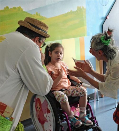 Die sechsjährige Marianna schaut den Klinikclowns interessiert zu.