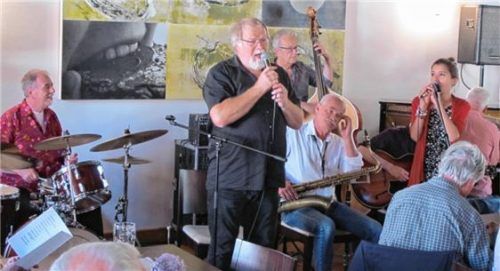 Die „Storyville Shakers“ mit Sängerin Julia Schröter machten mit erstklassigem New-Orleans-Jazz Laune. Foto benekam