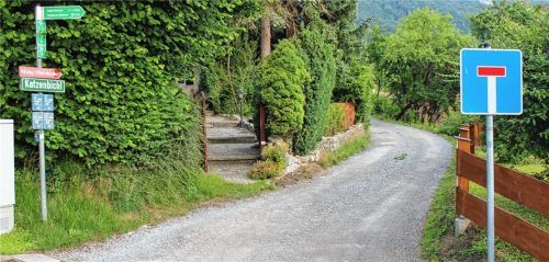 Die wohl letzte Straße in Nußdorf, die noch nicht erschlossen ist, ist der Katzenbichl. Die Anwohner klagen über große Belastungen wegen Staubentwicklung. Sie fordern „Staubfreiheit“.Foto stv