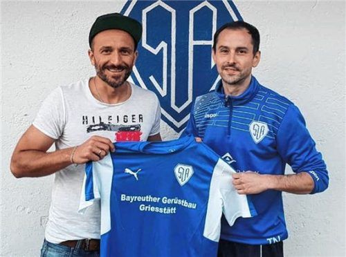 Dzenel Hodzic (links, mit Teammanager Niels Treuchtlinger) kehrt zum SV Amerang zurück.