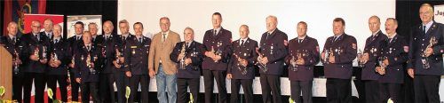 Ehrung der ausgeschiedenen Kommandanten (von links): Georg Noppl, Halfing; Andreas Hildebrand, Heufeld; Hans Grießl, Rimsting; Franz Dumberger, Heufeld; Peter Gründer, Bruckmühl; Markus Schäfer, Umrathshausen; Reiner Tippl, Leonhardspfunzen; Werner Meier-Matheke, Bruckmühl; Günter Eder, Höslwang; Kreisbrandrat Richard Schrank; Landrat Wolfgang Berthaler; Franz Meier, Söchtenau; Werner Hofmeister, Zaisering; Franz Reiter, Litzldorf; Wolfgang Seidl, Söchtenau; Klaus Kollmannsberger, Prien; Hans Krohnberger, Raubling; Jürgen Schlarb, Kolbermoor; Thomas Frank, Werksfeuerwehr Redenfelden, und Michael Hofmann, Aschau (von links). Foto Reisner
