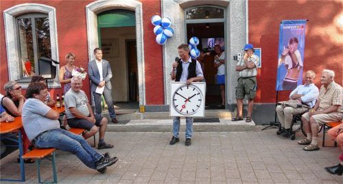 Eigentümer und Investor Thomas Grillmeier (Mitte) freut sich über die neue Bahnhofsuhr.Foto Hoffmann