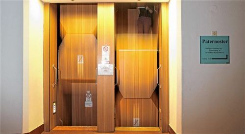 Ein nostalgischer Paternoster-Aufzug ist heute zum Glück nicht mehr der Standard. Über neue Aufzugstechnologien wissen die Ingenieure Felix Zimmermann (oben rechts) und Andreas Duschl Bescheid.Fotos  dpa/re