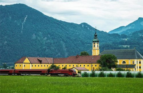 Ein österreichischer Railjet rast am Kloster Reisach vorbei. Gegen eine Zerstörung des Inntals durch weitere Gleise protestieren viele Bürger.Foto stephan