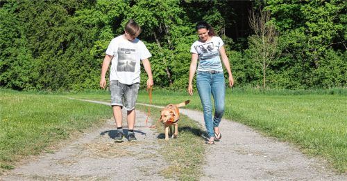 Ein starkes Trio: Jonas und seine Mutter Tanja Müller freuen sich über ihren neuen Weggefährten. Fotos heinz