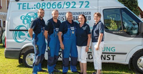 Ein tolles Team: die hoch qualifizierten Mitarbeiter der Firma Riesenberger arbeiten servicebewusst im Bereich der Sanitär-, Heizungs- und Klimatechnik und sind jederzeit zur Stelle. Umfassenden Service garantiert zum Beispiel ein Notfalltelefon: Hier finden Kunden auch noch nach 17 Uhr Hilfe.