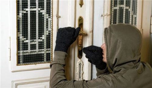 Ein unbeobachteter Moment reicht dem Einbrecher, um sich Zutritt zu verschaffen. Foto  djd/Nürnberger Versicherungsgruppe/thx