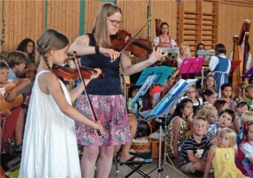 Eine Geigenschülerin mit Lehrerin Josefine Pauler.Foto re