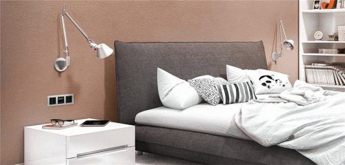 Eine gut geplante Elektroausstattung schafft im Schlafzimmer Komfort und sorgt dafür, dass sich die Lichtstimmung jeweils anpassen lässt. Foto djd/Elektro+/JUNG.DE