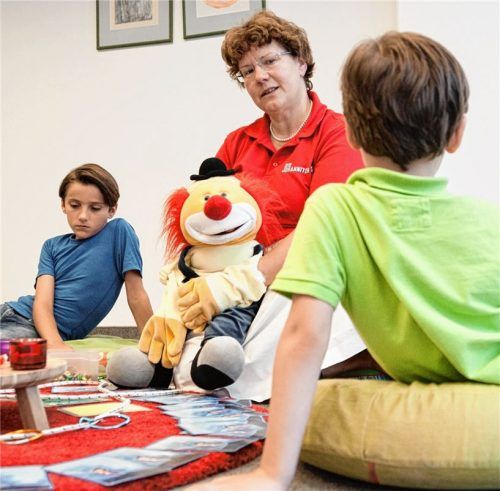 Einer der wichtigsten Mitarbeiter von Trauerbegleiterin Dr. Beate Düntsch-Hermann ist „Rudi“. Der Clown ist eine Art „Türöffner“ für Gespräche mit trauernden Kindern. Diese beiden sind übrigens nicht Betroffene, sie stellten sich für das Foto zur Verfügung.Foto  RE