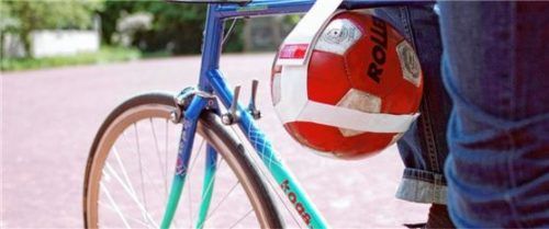 Einfacher Transport: Auch auf dem Fahrrad kann man dank einer cleveren Halterung den Ball mitnehmen. Foto  www.pd-f.de/www.fahrer-berlin.de