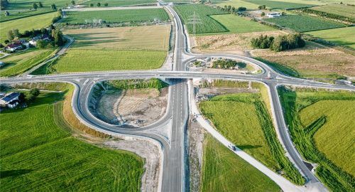 Gewaltiges Bauwerk: Der dritte Abschnitt der Rosenheimer Westtangente, die Ortsumfahrung von Pfaffenhofen, erhält Ende Juni die Freigabe. Foto  kroneck
