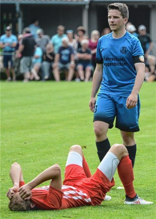 Enttäuschung bei Bruckmühls Anian Folger, während Großholzhausen mit Sepp Schober zum Abschluss noch einen Heimsieg feierte.Foto Ruprecht