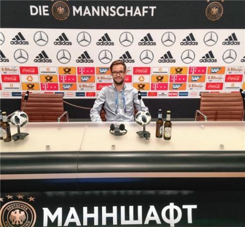 Er ist bereit für die WM: Manuel Bonke im Presseraum des DFB in Moskau. Foto re