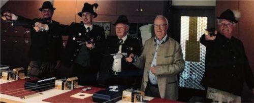 Erster Schützenmeister Paul Reiprich, Gauschützenmeister Gerhard Nevihosteny, Ehrenschützenmeister Herbert Prill, Zweiter Bürgermeister Anton Heindl und Vereins-& Gauehrenmitglied Johann Haag senior.
