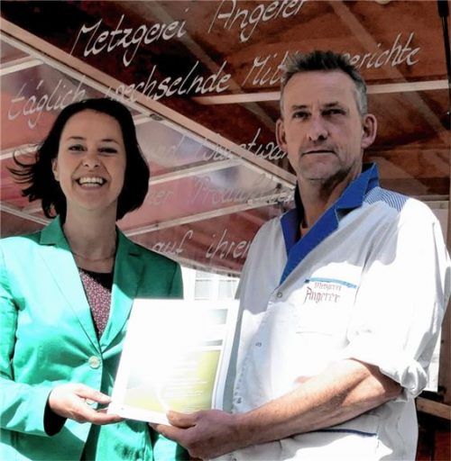 Erster Teilnehmer: Dafür bekommt Metzgermeister Eugen Bruckdorfer von Projektleiterin Kristin Mayr eine Urkunde überreicht. Foto re