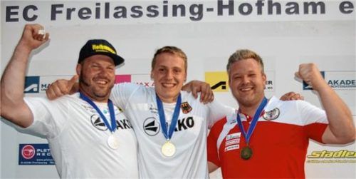 Europa-Cup-Sieger Markus Schätzl (Mitte) mit Silber-Gewinner Peter Rottmoser (links) und dem Dritten Markus Bischof.