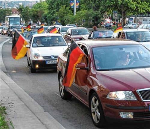 Fahnen-Schwenker: Millionen Fußball-Fans sind im WM-Fieber. Doch Autokorso und Hupkonzert sind nicht jedermanns Geschmack. Foto  ACE/mid/akz-o